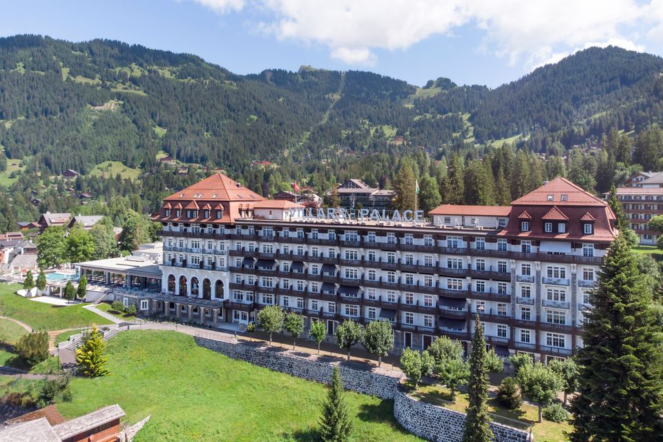 Von seiner Höhe auf 1300 Metern bietet das Hotel atemberaubende Ausblicke über die Alpen und das Rhônetal