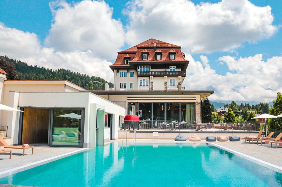 Der mit Solarstrom beheizte Außenpool ist Teil des umfangreichen Wellnessangebotes in Villars Palace