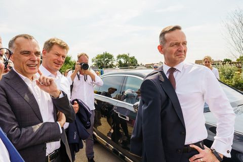 Bahn-Chef Richard Lutz (2. v. l.) und Bundesverkehrsminister Volker Wissing (r.)