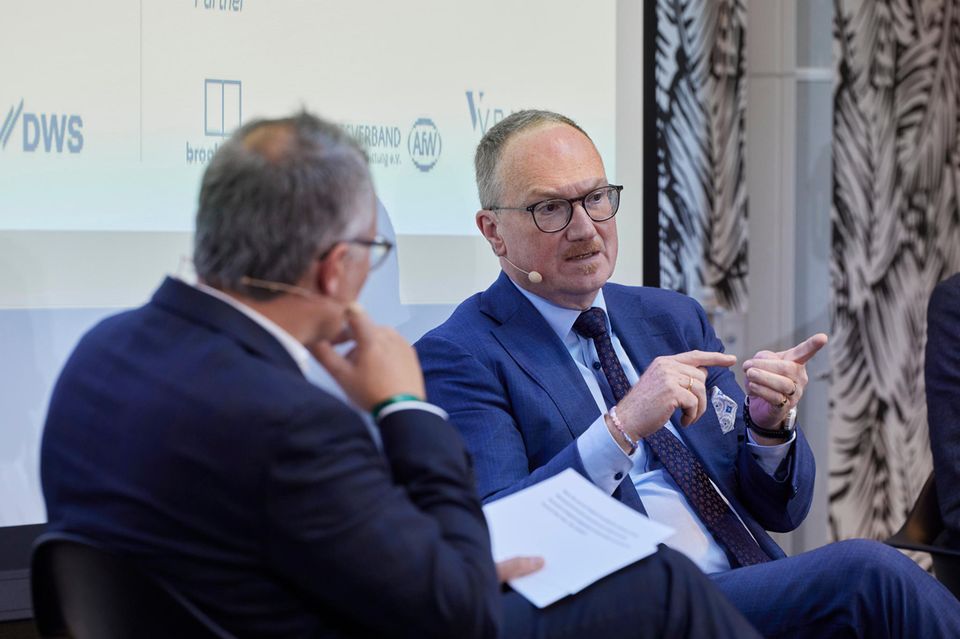 Ökonom Lars Feld (right) argues against a Lockerung der Schuldenbremse. 