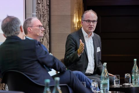 Die Ökonomen Sebastian Dullien (rechts) und Lars Feld (Mitte) im Interview mit Capital-Chefredakteur Timo Pache beim Vermögensaufbau-Gipfel in Frankfurt.