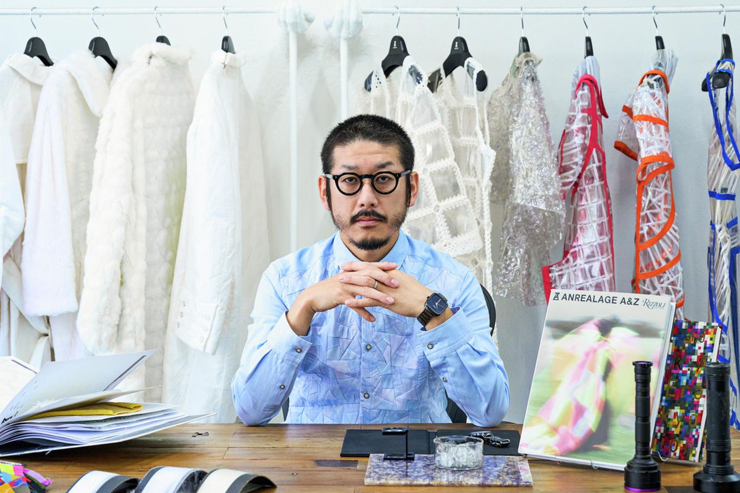 Ein futuristischer Stil und der Mut zum Material-Experiment zeichnen den japanischen Modedesigner Kunihiko Morinaga aus