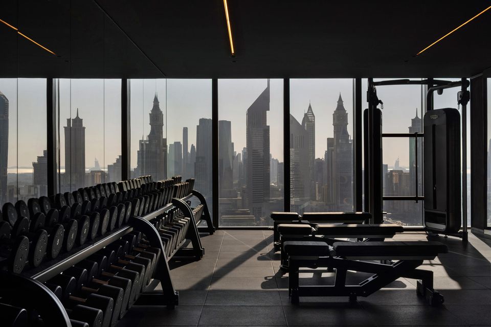 Vom weitläufigen Gym- und Wellness-Komplex  hat man beste Sicht auf die Skyline der Wüstenmetropole