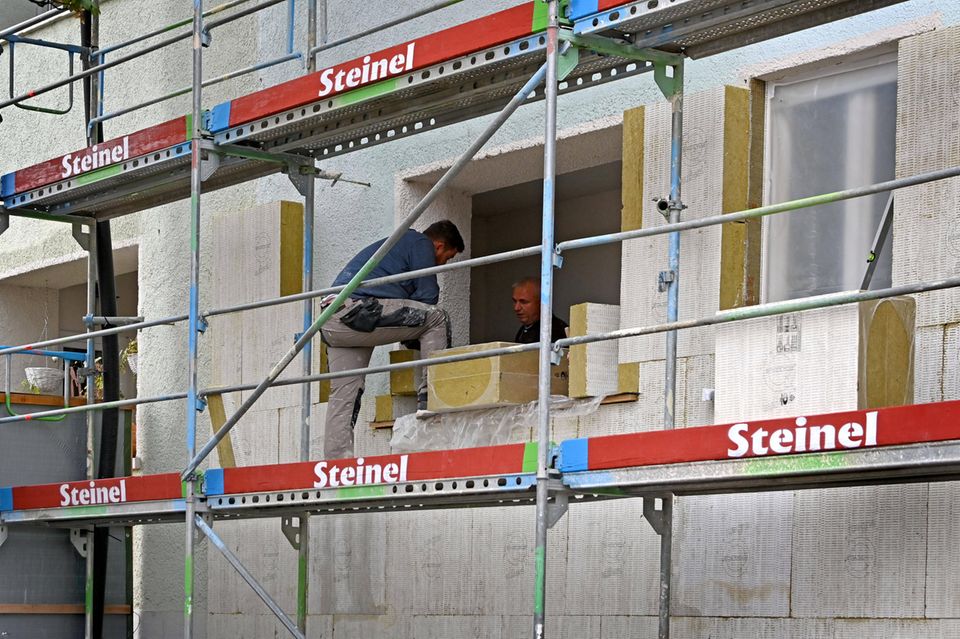 Energetische Wärmedämmung an der Fassade eines Altbaus