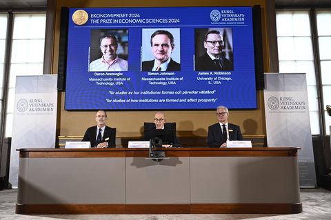 Die schwedische Akademie der Wissenschaften vergibt den Wirtschaftsnobelpreis in diesem Jahr an die drei Ungleichheitsforscher Daron Acemoğlu, Simon Johnson und James Robinson