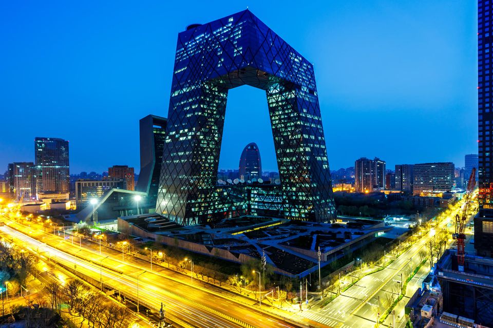 Geschäftsbezirk und Skyline bei Nacht in Peking, China