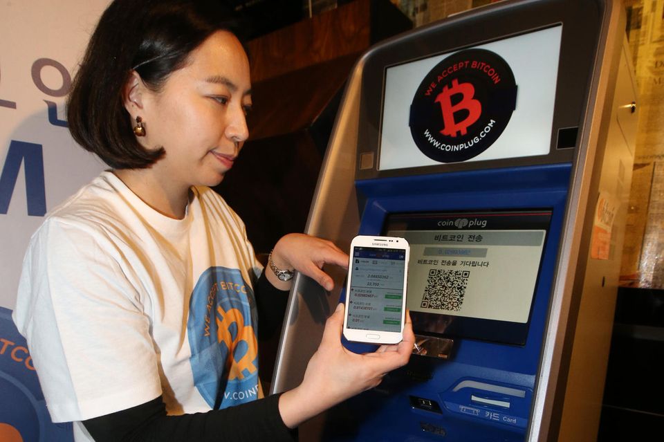 Eine Frau ein einem Bitcoin ATM