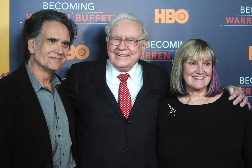 Investorenlegende Warren Buffett (Mitte) 2017 mit Sohn Peter Buffett und Tochter Susie Buffett