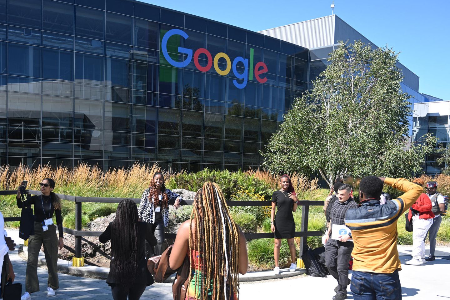 Menschen fotografieren sich vor der Google-Zentrale