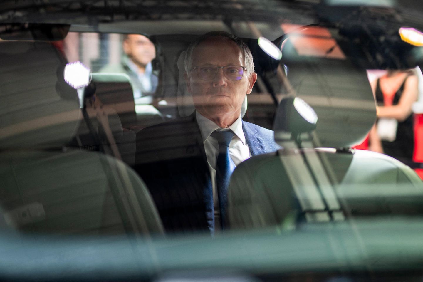 Carlos Tavares sitzt auf dem Rücksitz eines Autos