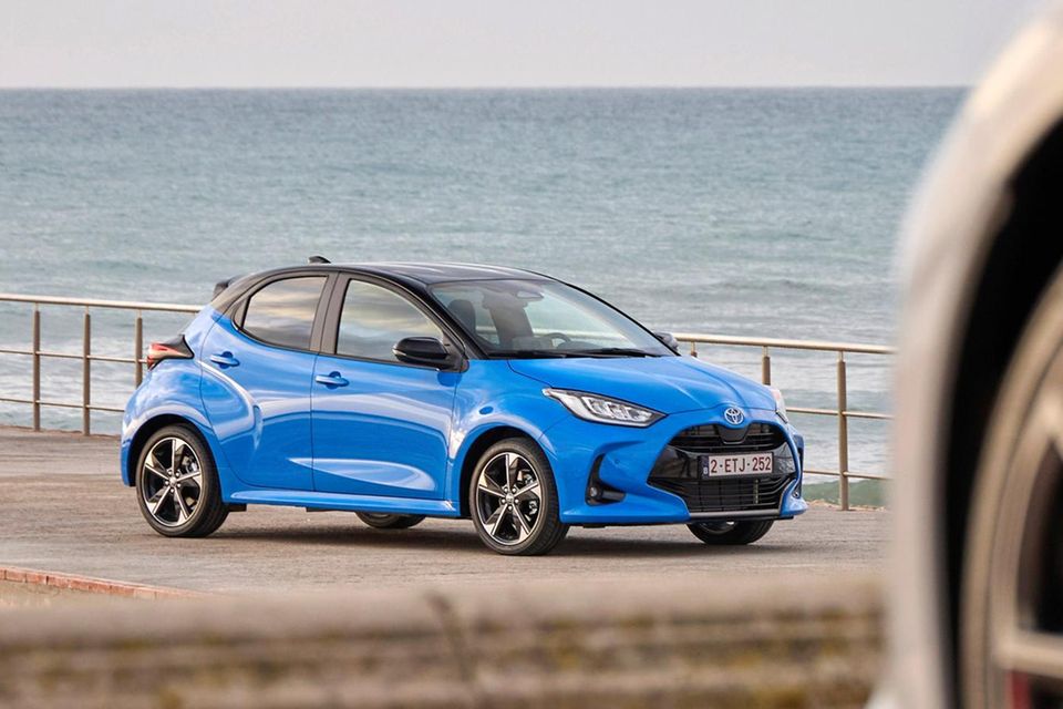 Leuchtend blaue Zwischenlösung: Der Toyota Yaris gehört zu den Vollhybridmodellen mit Verbrenner und Batterie