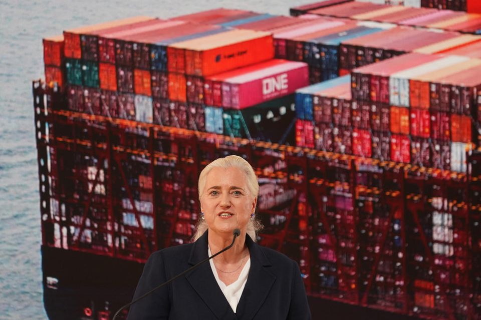HHLA-Chefin Angela Titzrath spricht bei der Taufe des Hapag-Lloyd-Containerschiffs "Berlin Express
