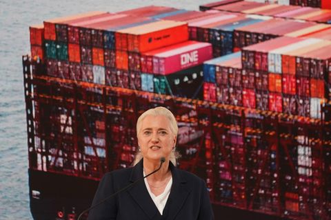 HHLA-Chefin Angela Titzrath spricht bei der Taufe des Hapag-Lloyd-Containerschiffs "Berlin Express