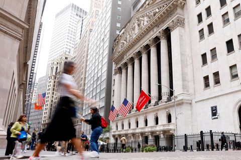 Fußgänger laufen an der Wall Street vorbei, wo die Börse New York Stock Exchange ihren Sitz hat