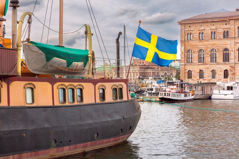 Die schwedische Flagge auf einem Boot flattert im Wind
