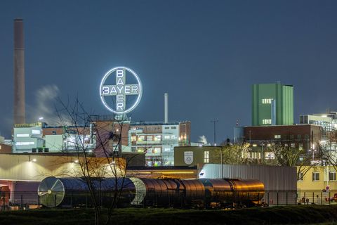 Industrieanlagen und Logo der Bayer AG am Standort Dormagen