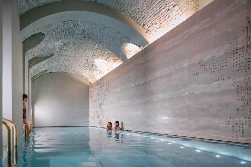 Ein Highlight des Spa-Bereiches ist der 14 Meter lange Pool unter den historischen Gewölbedecken