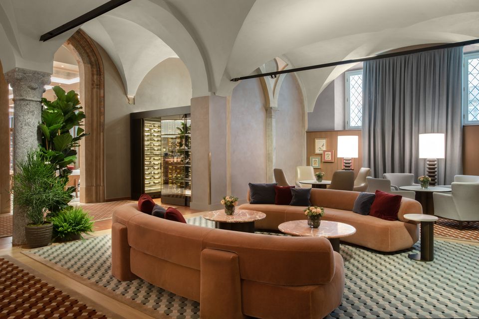 Die Lobby des „Four Seasons Milano“ mixt die historische Architektur des ehemaligen Klosters mit modernem Design