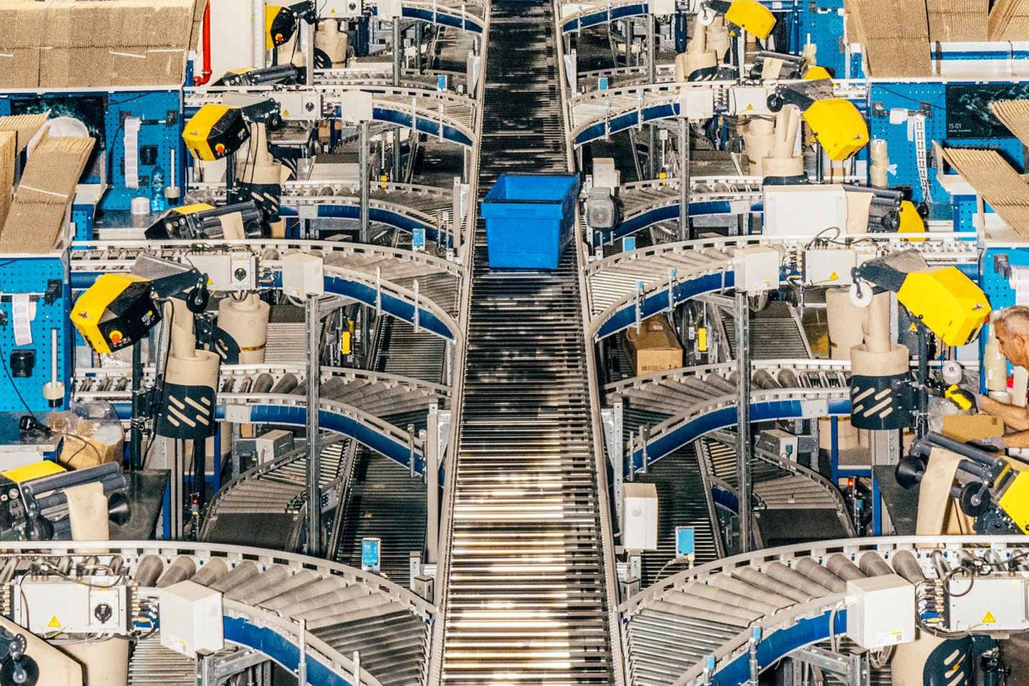 Förderbänder in einem Lager des Autodoc-Logistikzentrums in Stettin