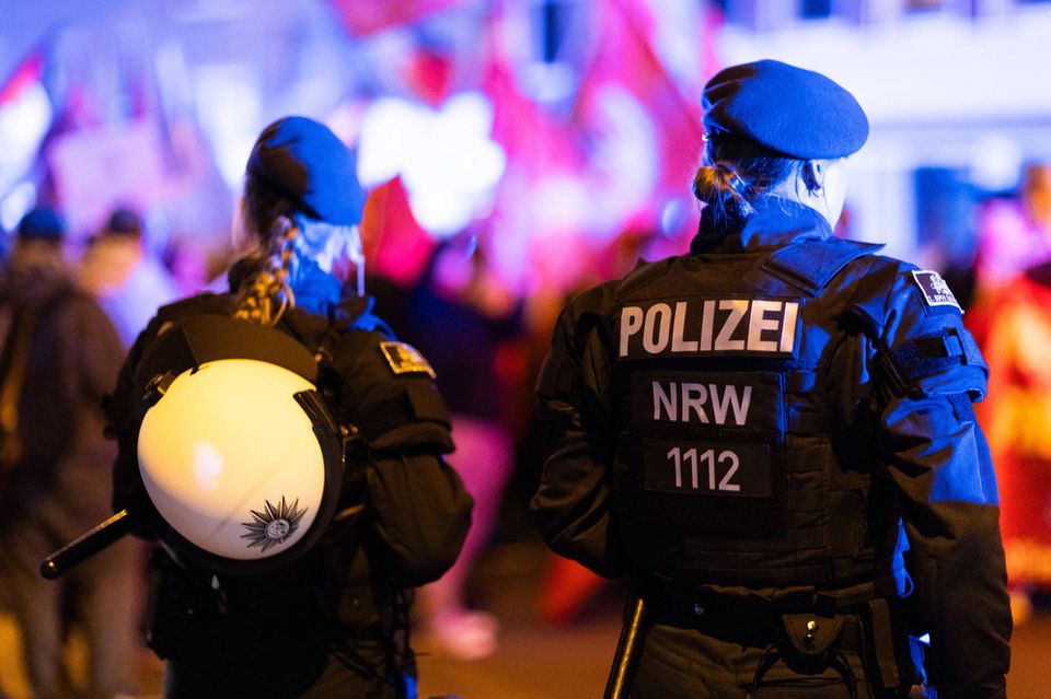 Rund jeder siebte Arbeitnehmer im Bereich „Öffentliche Verwaltung, Verteidigung, Sozialversicherung, Extrateritoriales“ hat 2023 Überstunden gemacht. Das Ranking wies für die Branche einen Anteil von 14,9 Prozent aus. Bei Frauen lag der Öffentliche Dienst mit 14,0 Prozent auf Platz zwei der Branchen mit den meisten Überstunden (Männer: 16,1 Prozent, Platz vier). 