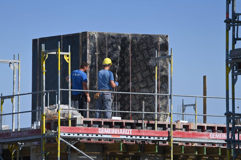 Das Baugewerbe gehörte laut Destatis zu den Schlusslichtern unter den Branchen mit den meisten Überstunden. 9,0 Prozent der Arbeitnehmer gaben demnach laut Mikrozensus an, 2023 mehr gearbeitet zu haben als vertraglich vereinbart. „Für die meisten Beschäftigten war der Umfang der Mehrarbeit auf wenige Stunden pro Woche begrenzt. 40 Prozent gaben an, durchschnittlich weniger als fünf Überstunden (pro Woche) geleistet zu haben“, teilte die Statistikbehörde mit und bezog sich dabei auf alle Branchen. Einige Betroffene kamen hingegen auf zwei volle Extra-Tage 