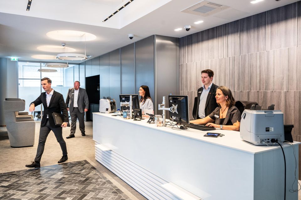 Am weitesten verbreitet war Mehrarbeit bei den Finanz- und Versicherungsleistungen. Die Branche kam knapp mit 17,3 Prozent auf Platz eins des Rankings. Das galt auch, wenn man nur Männer betrachtet. Bei ihnen lag der Überstundenanteil bei Banken und Versicherungen bei 20,8 Prozent. Das war der höchste Einzelwert des Rankings (Frauen: 14,3 Prozent)