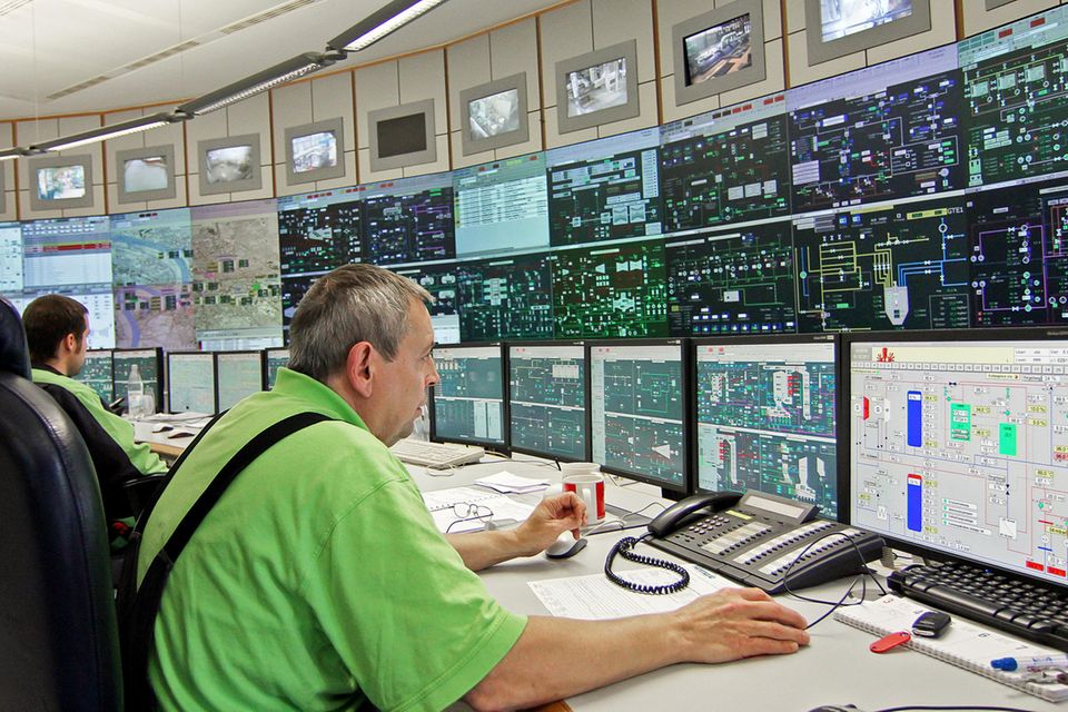 Gängig waren Überstunden zudem 2023 bei Energieversorgern und Energiekonzernen. Sie belegten mit 17,1 Prozent nur knapp „geschlagen“ Platz zwei im Ranking der Branchen mit den meisten Überstunden. Dies war auch der Anteil der Männer, die mehr gearbeitet haben. Frauen waren in dem Bereich so selten vertreten, dass die Statistiker für sie keinen Wert ausweisen konnten. 