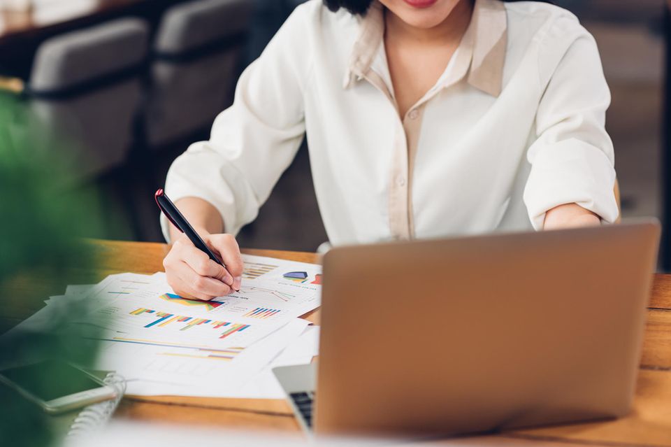 In drei Wirtschaftsbereiche machten laut der Analyse 2023 mehr als 15 Prozent der Arbeitnehmer Überstunden. Männer leisteten dabei besonders häufig Mehrarbeit. Die Branche „Erbringung von freiberuflichen, wissenschaftlichen und technischen Dienstleistungen“ kam bei Männern mit 18,2 Prozent auf den ersten Platz. Der Anteil von lediglich 12,4 Prozent unter Frauen ergab einen Endwert von 15,1 Prozent. 