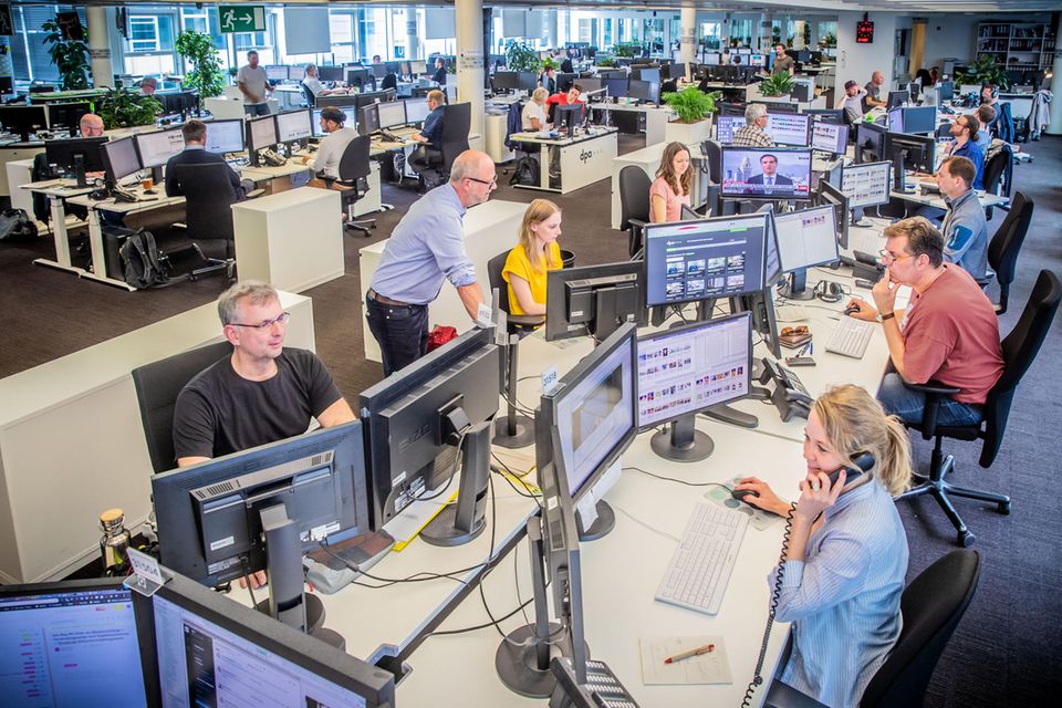 „Information und Kommunikation“ gehört zu den Wirtschaftsbereichen, in denen Überstunden weit verbreitet sind. 13,9 Prozent der Arbeitnehmer blieben 2023 länger als vereinbart, wie Destatis mitteilte. Unter den Frauen lag die Branche mit 12,4 Prozent auf Platz drei, bei Männern mit 14,6 Prozent lediglich auf Rang sechs. 