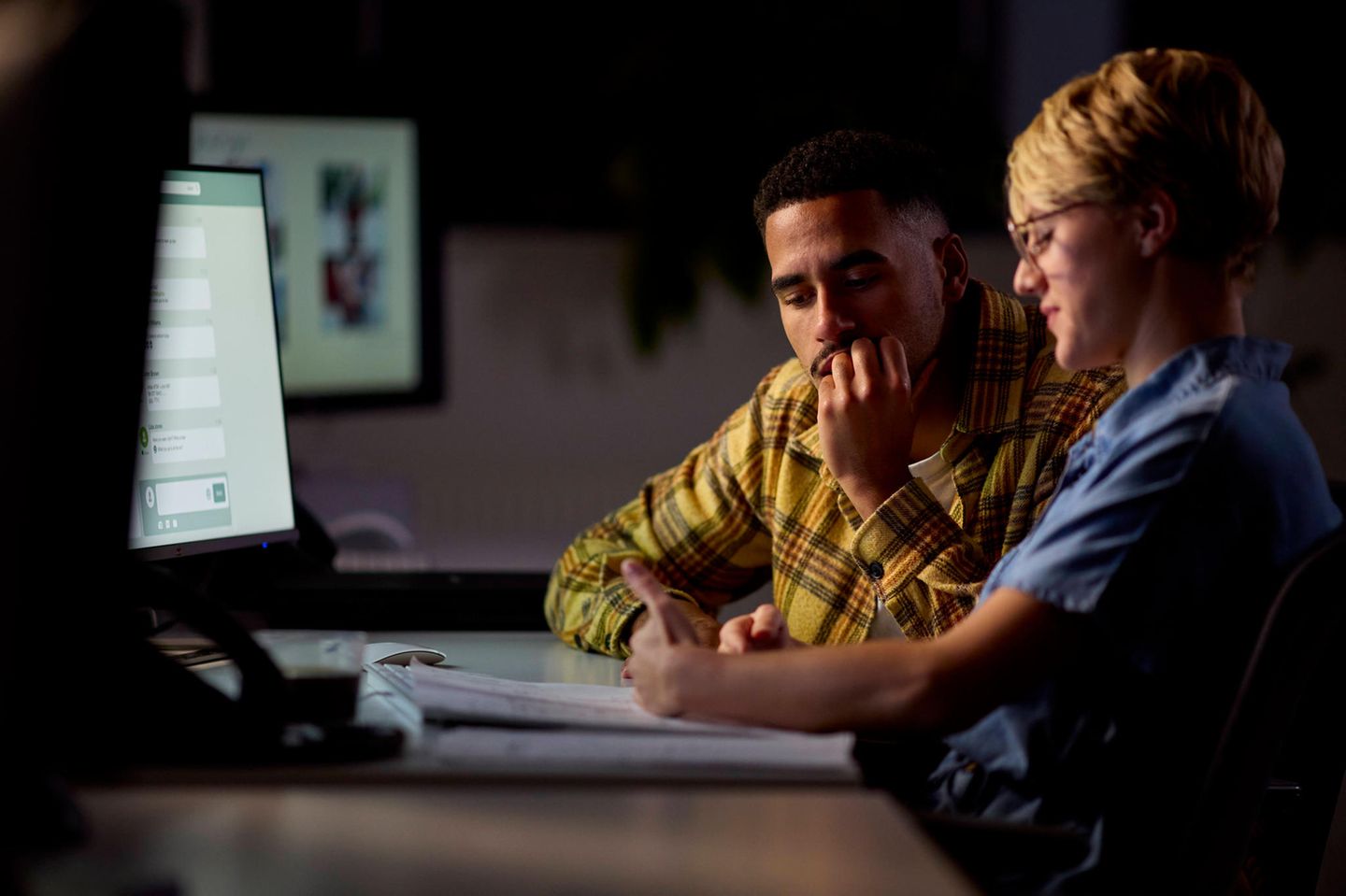 Ein Mann und eine Frau arbeiten zusammen am Computer