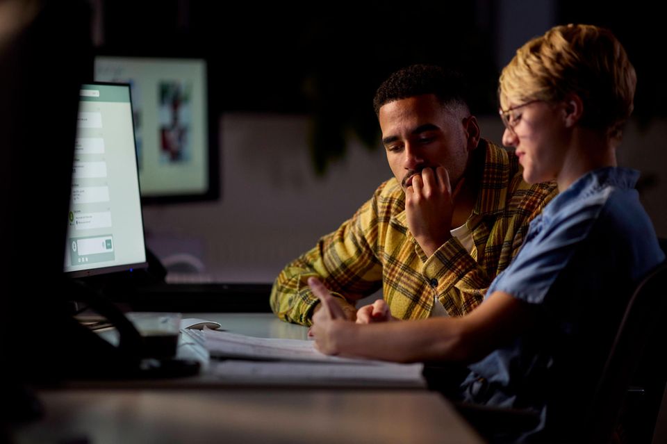 Ein Mann und eine Frau arbeiten zusammen am Computer