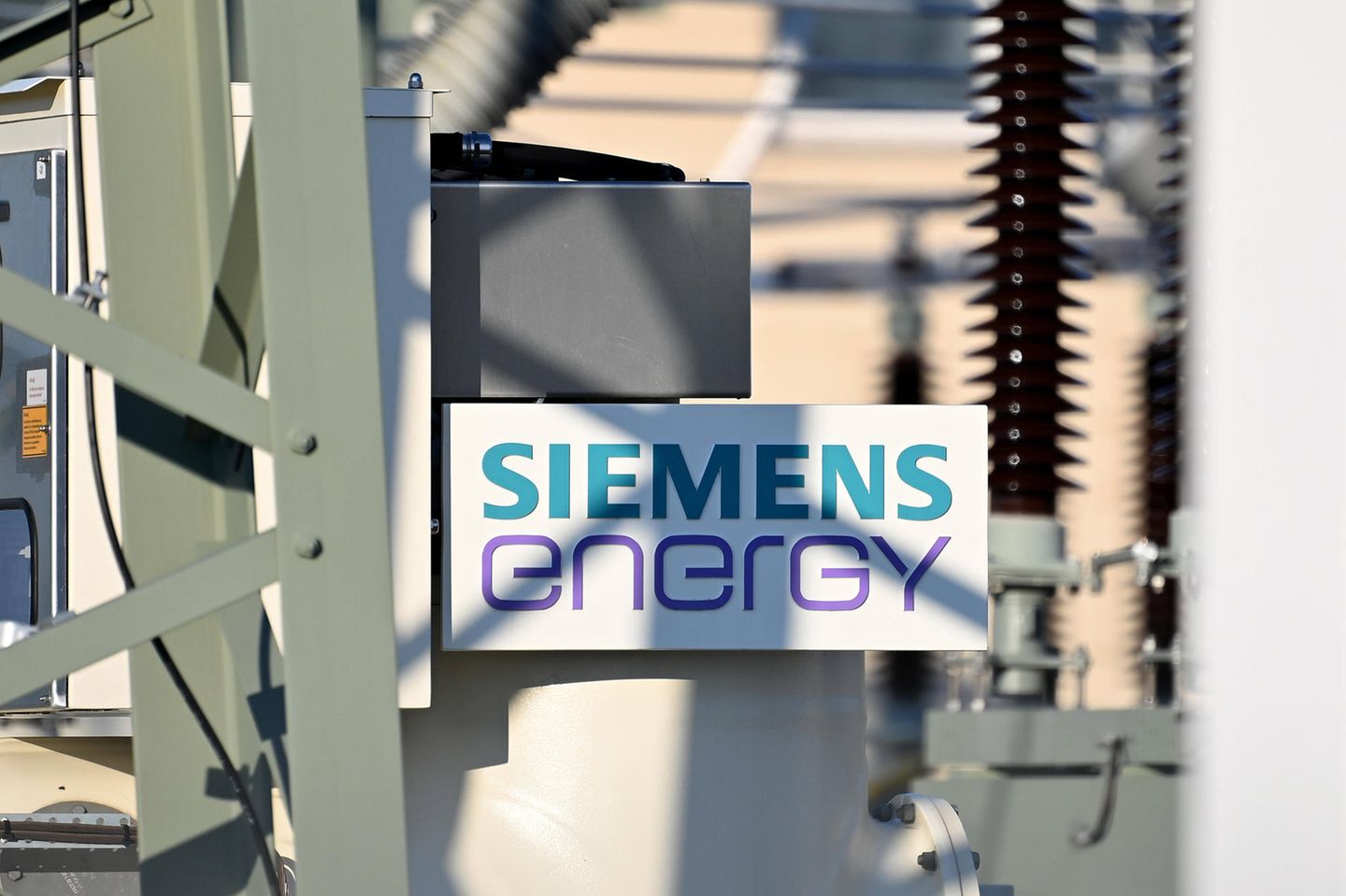 Siemens-Energy-Logo am Umspannwerk Landsham