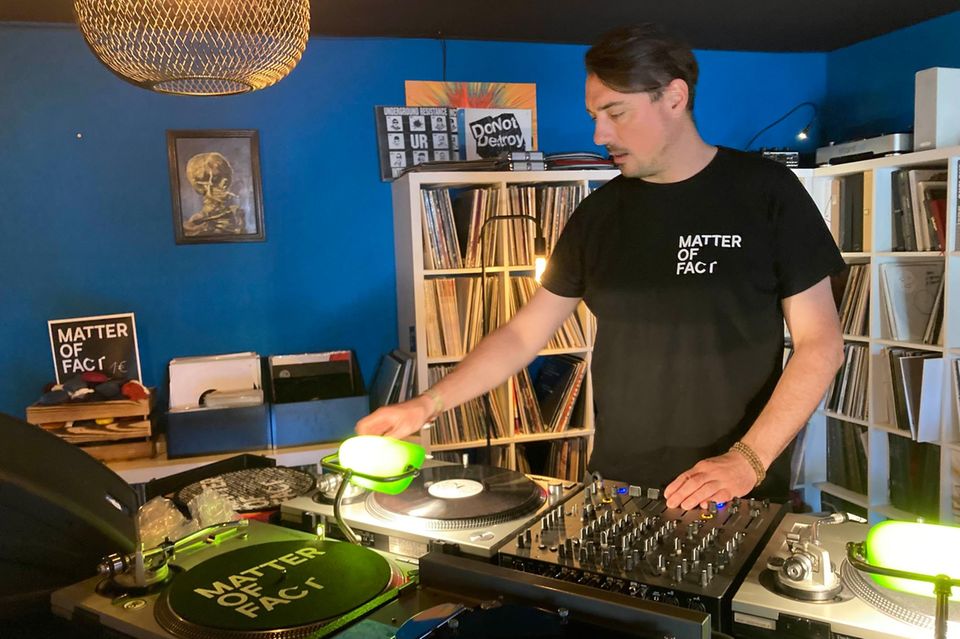 Andre Kroenert, CHef von Matter of Fact, an seinem DJ-Mischpult mit einer Schallplatte