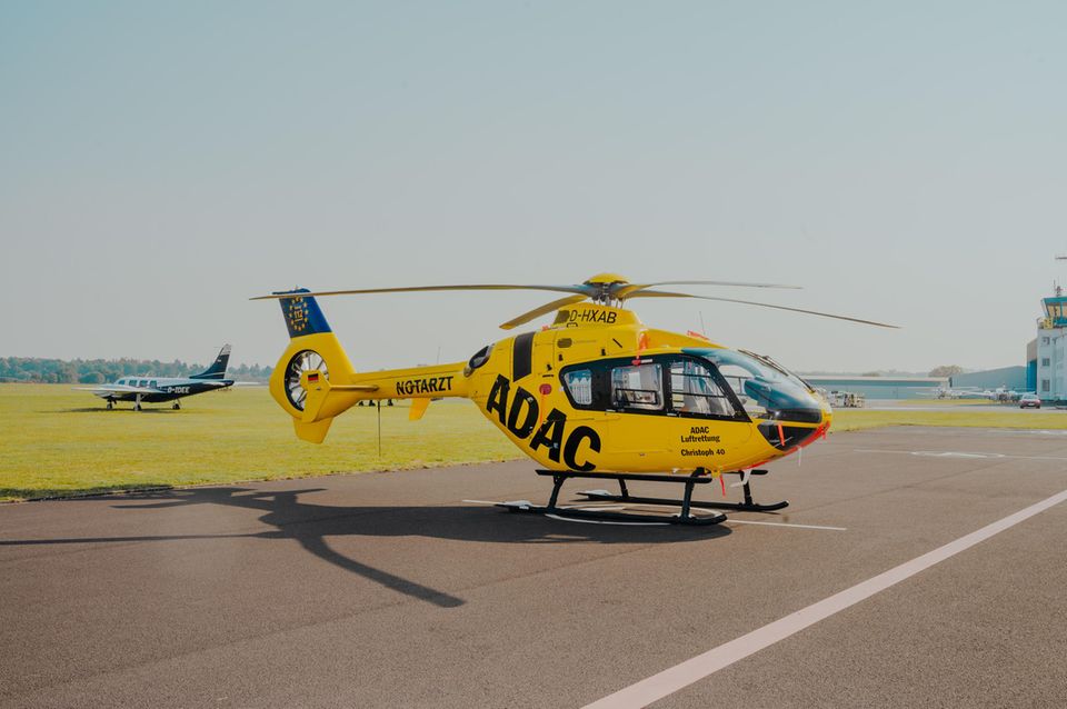 Ein ADAC-Helikopter für Notarztflüge steht auf der Rollbahn