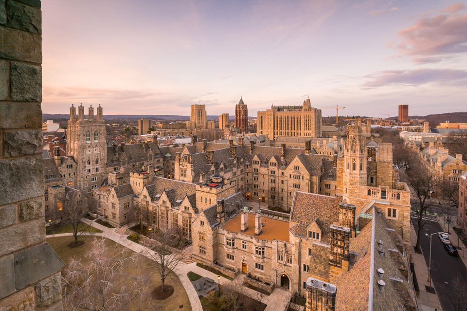 Das „World University Ranking 2025“ von Times Higher Education wird weiterhin von Top-Hochschulen im Vereinigten Königreich und den USA dominiert. Doch die Experten des britischen Magazins warnen vor einem „besorgniserregenden Trend“. In beiden Ländern verschlechtern sich demnach die Noten für Forschung und Lehre massiv. Die Yale University war von dieser Entwicklung zunächst nicht betroffen. Sie kam im Ranking für 2025 wie im Vorjahr auf Platz zehn der besten Universitäten der Welt. Die Experten vergaben in der Endnote 9,1 von 10,0 möglichen Punkten. Das beste Ergebnis in den fünf Hauptkategorien erzielte die US-Elitehochschule für die Qualität der Forschung (97,8 Punkte). Am schlechtesten wurde die internationale Ausrichtung bewertet (82,3 Punkte).