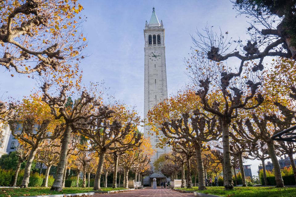 Auch das Renommee der Top-Universitäten in den USA hat laut dem Ranking gelitten. Gegen den Trend konnte sich allerdings die University of California in Berkeley verbessern. Sie stieg mit 94,5 Punkten vom neunten auf den achten Platz der besten Hochschulen weltweit. Nahezu perfekte Noten gab es für die Zusammenarbeit mit Unternehmen (99,5 Punkte), die Qualität der Forschung (99 Punkte) sowie für die Forschungsbedingungen (98,9 Punkte). Doch trotz der hohen Studiengebühren lässt auch hier die Qualität der Lehre oft zu wünschen übrig (87,2 Punkte). 
