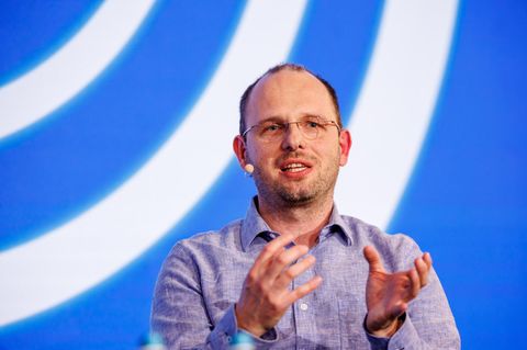 Thomas Dohmke, Chef der Entwickler-Plattform Github, hat sich das Programmieren am Schulcomputer in der DDR beigebracht. Seine Kinder lernen es heute von einem KI-Assistenten.