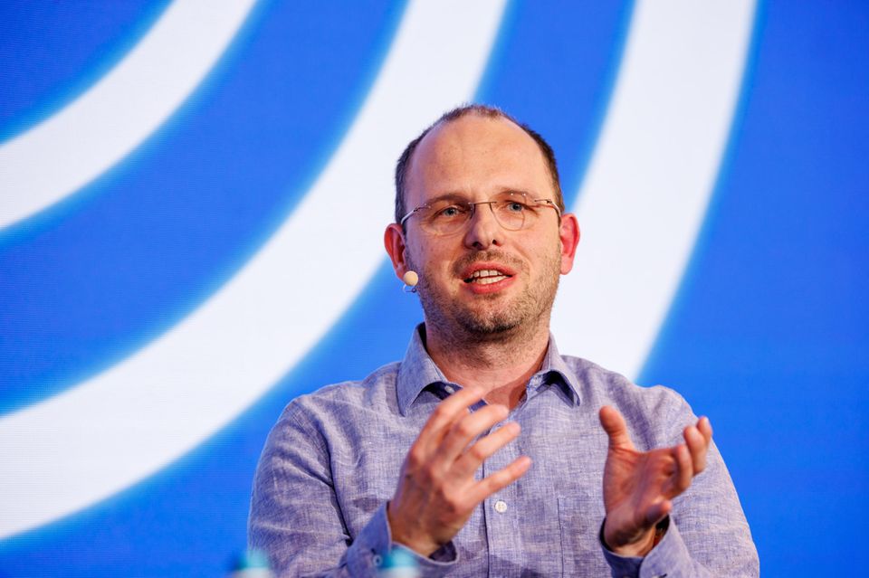 Thomas Dohmke, Chef der Entwickler-Plattform Github, hat sich das Programmieren am Schulcomputer in der DDR beigebracht. Seine Kinder lernen es heute von einem KI-Assistenten.
