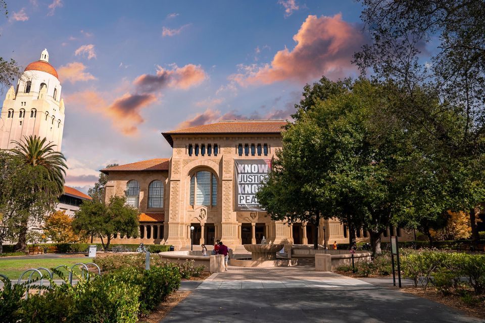 Die große Verliererin unter den zehn besten Universitäten der Welt ist laut den Experten die Stanford University. Sie stürzte vom zweiten auf den sechsten Platz ab. Dies ist das schlechteste Ergebnis im THE-Ranking seit 2010. Die Experten begründeten dies mit der gesunkenen Performance in drei Kategorien: Lehre (97,5 Punkte), Forschungsbedingungen (97,3 Punkte) und internationale Ausrichtung (85,1 Punkte). 