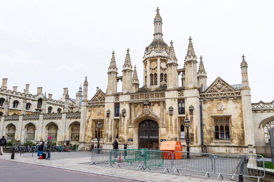 Trotz des Abwärtstrends vieler Top-Hochschulen in England konnte die University of Cambridge ihren fünften Platz halten. Die Analysten vergaben in der Endnote 97,4 Punkte. Forschende finden den Angaben zufolge in Cambridge nahezu ideale Bedingungen vor (99,9 Punkte). Allerdings könnte die Forschung laut dem Ranking besser mit der Industrie verzahnt sein. Hier gab es mit 88,4 Punkten das schlechteste Einzelergebnis. Nick Hillman, Direkter des Higher Education Policy Institutes in Oxford machte für den Abstieg britischer Top-Universitäten im Ranking mangelnde Finanzmittel verantwortlich. Insbesondere die Lehre sei unterfinanziert, kritisierte er laut THE. Folgen seien mehr Studierende je Lehrkraft, fehlende Sprechstunden und Probleme, Arbeiten angemessen und fristgerecht zu benoten. 