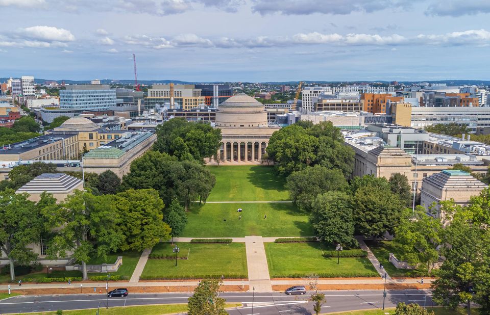 Die Schwäche von Stanford kam im Ranking der besten Hochschulen 2025 dem Massachusetts Institute of Technology (MIT) zugute. Es schob sich vom dritten auf den zweiten Platz vor und wurde damit laut THE die aktuell beste Universität der USA (Endnote: 98,1). Das MIT konnte sich damit über die bislang beste Platzierung in dem renommierten Ranking freuen. Es war nach Ansicht der Experten neben Princeton der zweite Geheimfavorit in den Top 10 und konnte in der Spitzengruppe mit der besten Note für die Lehre punkten (99,2). 