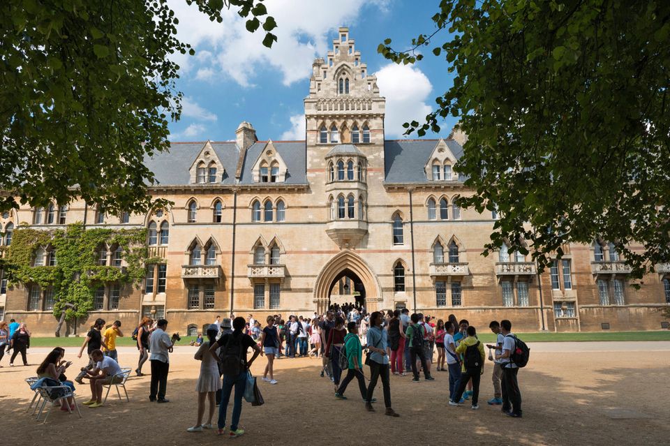 Die Universität von Oxford bleibt laut THE die beste Universität der Welt. Die Experten kürten die um 1096 gegründete Bildungseinrichtung das neunte Jahr in Folge zur Nummer eins. Sie schlug damit den Angaben zufolge Harvards acht-Jahre-Lauf, der 2011 zu Ende gegangen war. Oxford stach nach Ansicht der Analysten in den Top 5 insbesondere durch die internationale Ausrichtung bei Forschungsvorhaben und in der Studentenschaft hervor (97,3 Punkte). Die Endnote belief sich auf 98,5 Punkte. Für die Lehre gab es 96,8 Punkte. 
