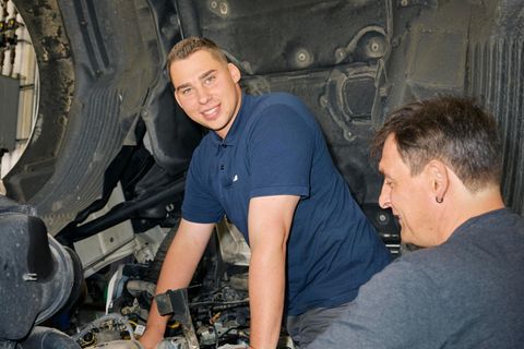 Azubi Jason Sons mit seinem Ausbilder Tobias Kühnel