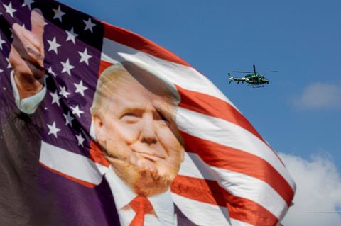 Bild von Trump auf einer US-Flagge