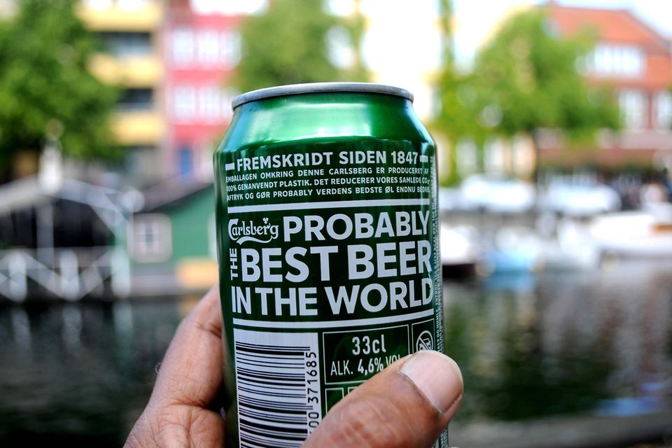 Wer in Kopenhagen vergleichsweise günstig trinken möchte, für den lohnt sich der Gang in den Supermarkt. Mit durchschnittlich 1,75 Euro war dort der halbe Liter Bier laut Statista auffallend billig zu bekommen. Völlig anders sah es in Restaurants und Bars aus. Dort belief sich laut der Erhebung der Preis auf durchschnittlich 8,04 Euro. 