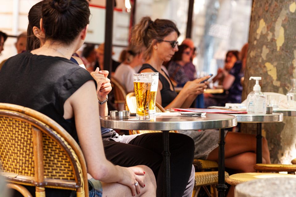 Wer als Deutscher in Paris Bier statt Wein ordert, merkt bereits einen deutlichen Unterschied zu den Preisen daheim. Die Verbraucher vor Ort meldeten über die Datenbank einen durchschnittlichen Bierpreis von 7,00 Euro in Lokalen. In Supermärkten kostete der halbe Liter die Pariser demnach im Schnitt 2,18 Euro. 
