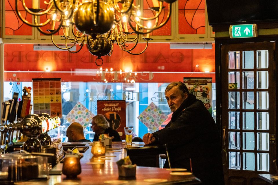 Amsterdam gehört nicht zuletzt wegen Heineken zu den Bier-Hochburgen Europas. Die Nähe zu den Produzenten bedeutet aber nicht, dass Bier hier besonders günstig zu haben ist. Im Durchschnitt 6,00 Euro in Restaurants meldete Statista im Europa-Ranking. Daran gemessen vergleichsweise günstig fiel der durchschnittliche Bierpreis in Supermärkten mit 1,40 Euro aus. Für die Getränke kleiner Brauereien, die in Amsterdam zuhauf auch im Supermarkt an der Ecke zu finden sind, zahlen Kunden aber natürlich deutlich mehr. 