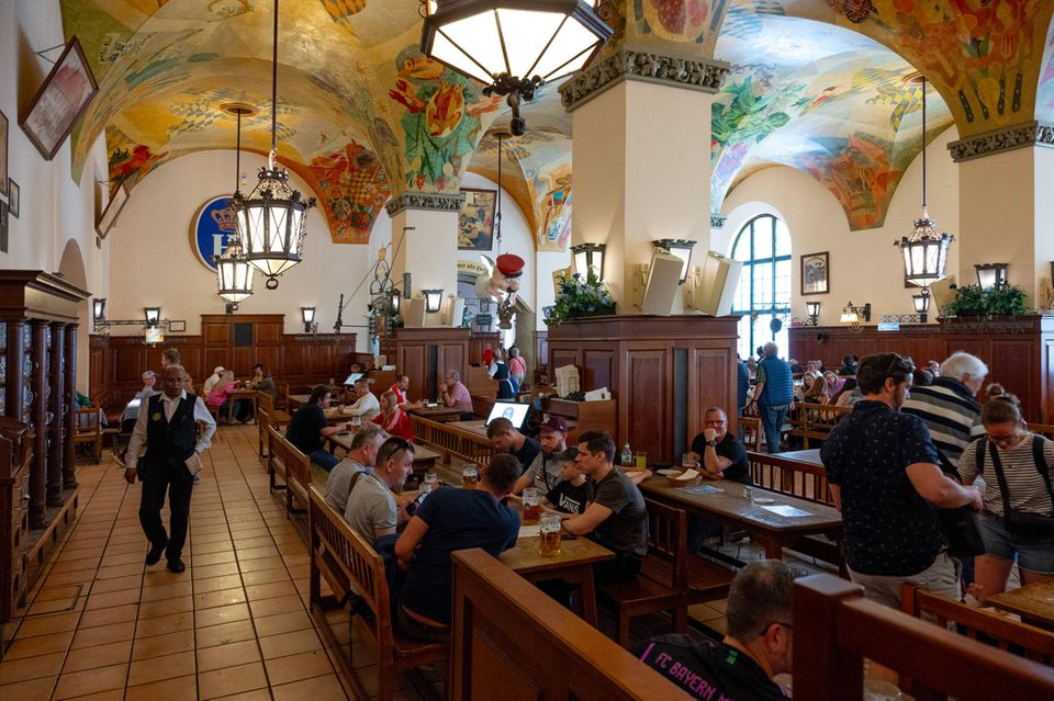 Beim Oktoberfest schießen die Bierpreise Jahr für Jahr auf neue Rekordhöhen. Allgemein aber halten sich die Kosten in München im europäischen Vergleich laut dem Ranking in Grenzen. Die per Crowdsourcing ermittelten Bierpreise beliefen sich demnach in der bayrischen Landeshauptstadt auf durchschnittlich 4,50 Euro in Restaurants und 0,98 Euro in Supermärkten. Die lokalen Bierpreise wurden den Angaben zufolge von über 800.000 Verbrauchern gemeldet, wie Statista berichtete. 