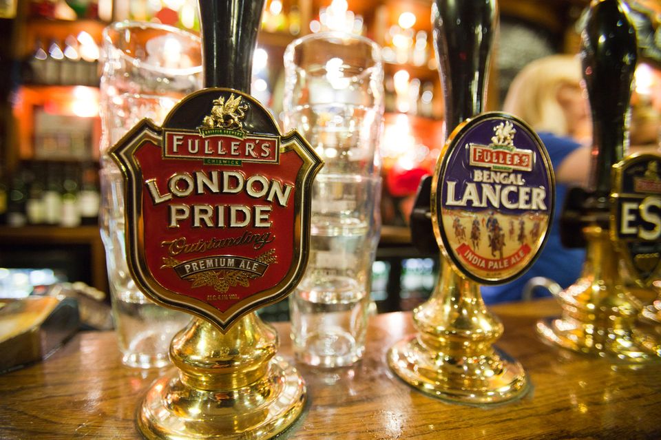So sehr das Pint im Pub zum britischen Alltag dazugehört – billig war das gesellige Trinken am Tresen noch nie, schon gar nicht in der Hauptstadt. Mittlerweile kostet das gezapfte Bier laut Statista im Schnitt umgerechnet 7,71 Euro. Selbst im Supermarkt werden den Angaben zufolge typischerweise 2,44 Euro fällig – also fast zweieinhalbmal so viel wie in München. 
