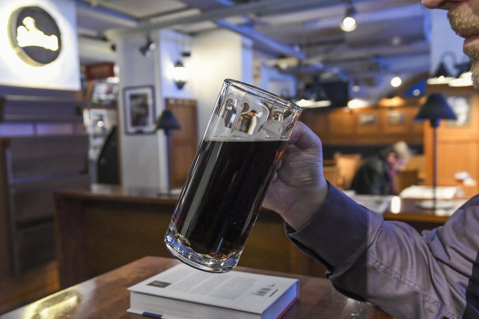 Wer in Skandinavien Hochprozentiges trinken möchte, muss nicht nur tief in die Tasche greifen, sondern meist auch die kurzen Öffnungszeiten spezieller Spirituosengeschäfte im Auge behalten. Bier ist zwar oft auch in Supermärkten zu bekommen, aber auch dort für Ausländer nicht wirklich ein Schnäppchen. 2,91 Euro zahlte man laut dem Ranking zuletzt in Helsinki für einen halben Liter Bier aus dem Supermarktregal. Stolze 8,00 Euro waren es demnach in Restaurants – Platz drei in Europa. 